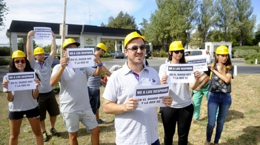 "Cavaron pozos buscando el dinero que debe Balcedo": Original protesta de trabajadores del Diario Hoy y la Red 92