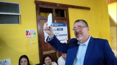 Arévalo lidera el conteo frente a Torres en el balotaje presidencial en Guatemala