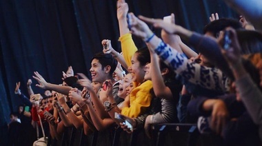 Miles de adolescentes y jóvenes participaban en Tecnópolis de un festival de Youtubers