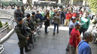 Pasaron a disponibilidad al gendarme que se sacó una foto con los Moyano en pleno allanamiento