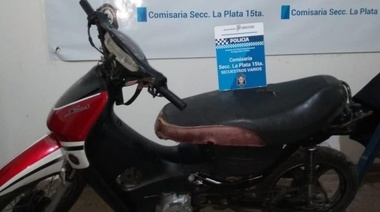 Intentó escapar con una moto, lo detuvieron y comprobaron que el rodado tenía la numeración suprimida