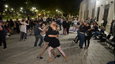 Al compás del 2x4, la pasión del tango vuelve a Plaza Malvinas