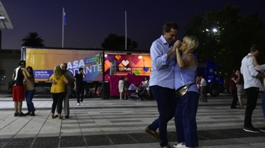 Garro en una "Noche Arrabalera", bailó tango junto a más de 300 adultos mayores de la ciudad