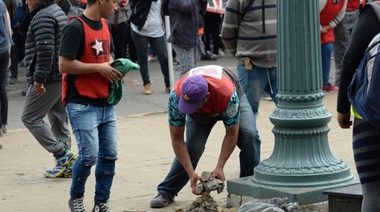 Incidentes frente a la Municipalidad: Un agente comunal recibió un piedrazo en la cabeza