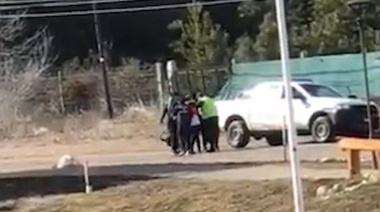 Cuarentena: Mujer es arrestada como delincuente por sacar a su perro a pasear