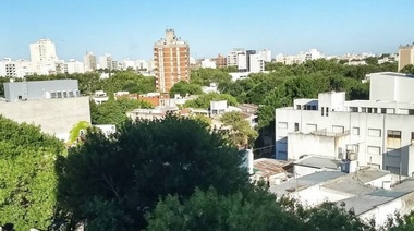 Jornada con cielo despejado, vientos del noreste y máxima de 33 grados