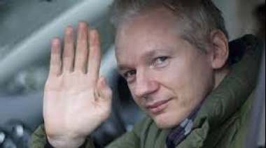 Un artista promete destruir 16 obras de arte si la vida de Julian Assange corre peligro