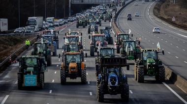 Sindicatos de agricultores franceses suspenden bloqueo de carreteras tras nueva propuesta de ayuda de Gobierno