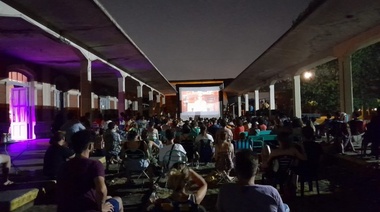 Éxito total: cerca de tres mil espectadores compartieron el cine a cielo abierto en Meridiano V, y este viernes es la despedida