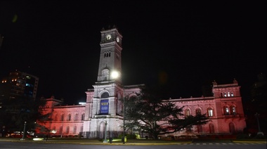 El Palacio Municipal se iluminó con los colores de la bandera del Líbano