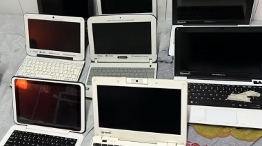 Recuperan casi 400 computadoras robadas de escuelas de la Ciudad de Buenos Aires: hubo 20 allanamientos y 37 personas imputadas