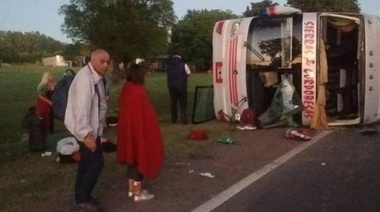 Seis heridos al chocar y volcar un micro y un camión en la ruta nacional 8 en Arrecifes