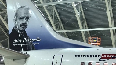 Llega el primer avión de Norwegian, con la imagen de Piazzolla en su ala de cola