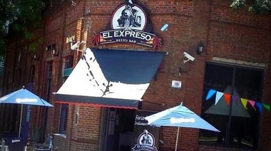 El Expreso Resto Bar sigue con sus "Martes solidarios" para ofrecer una comida caliente a personas en situación de calle