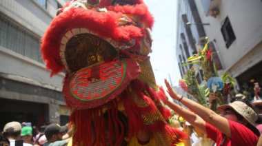 Peruanos celebran llegada del Año Nuevo Lunar chino con pasacalle del Dragón de Madera
