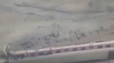 Al menos 21 muertos y decenas de heridos al descarrilar un tren en Irán