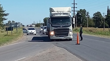 Colapsó un puente ferroviario en Rosario y cayeron vagones de un tren carguero