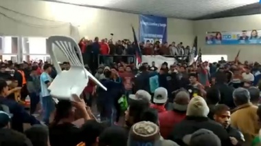 En La Rioja, un acto del peronismo terminó a los sillazos