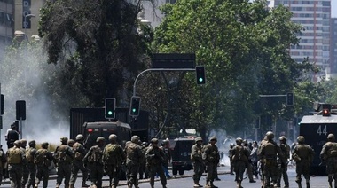 Miles de chilenos desafían el toque de queda en Santiago de Chile