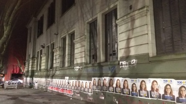 Dañaron las paredes del colegio Albert Thomas con afiches de Tolosa Paz, y la comunidad educativa estalló en bronca