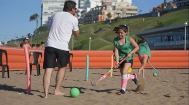 Diputado Maxi Abad organizó partidos de Beach hockey con una de Las Leonas