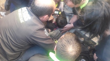 Tolosa: Bomberos de Policía rescataron a bebé de un año que había quedado atrapado en sumidero de desagüe