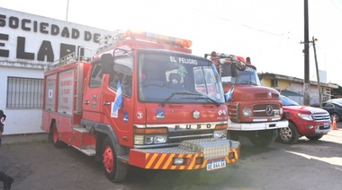 El Municipio participó de la entrega de un nuevo camión autobomba a los bomberos de El Peligro