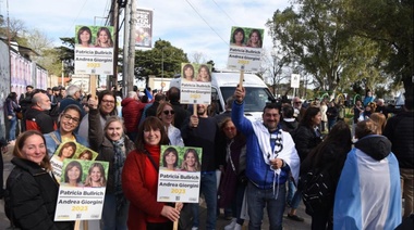 Bullrich sigue hoy en Bahía Blanca su gira en una 'motorhome' bautizada como "la Patoneta"