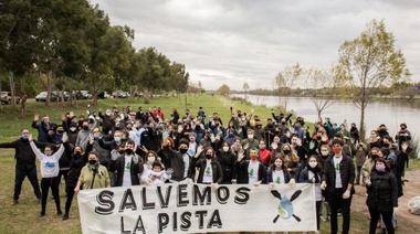 Malena Galmarini y jóvenes en una jornada de limpieza en Pista Nacional de Remo de Tigre