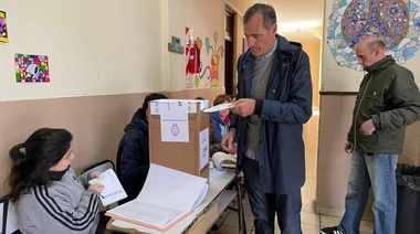 Votó Guillermo Escudero, luego de tener que esperar unos cuantos minutos