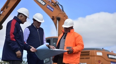 Garro verificó el avance de la obra del retén hídrico en Los Hornos