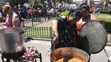 Marchas, asambleas y ollas populares para reclamar medidas al Gobierno