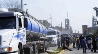 Vuelve la "patota del Pata": Facciones de UOCRA La Plata se enfrentaron en la destilería de YPF y debió intervenir la Policía