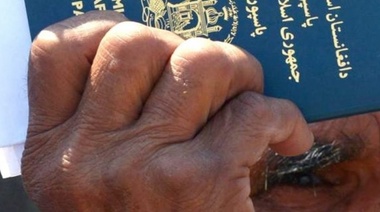 Los talibanes reanudan la emisión de pasaportes para facilitar las salidas de Afganistán