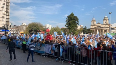 Militantes de Juntos por el Cambio marcharon en Morón en apoyo a Vidal, que cumplió años