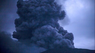 Mueren 11 escaladores tras erupción de un volcán en Indonesia
