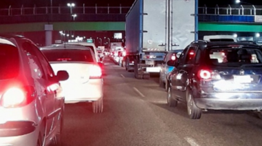 Protesta de camiones y corte de tránsito en la autopista Buenos Aires-La Plata
