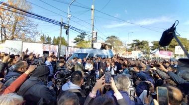 Bullrich comenzó en Palomar su gira en una 'motorhome' bautizada como "la Patoneta"