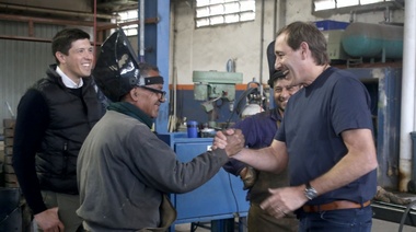 Garro recorrió una empresa metalúrgica de Los Hornos y pidió “seguir apoyando a los que invierten y generan trabajo”