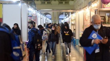 Segundo día de la Feria del Libro de La Plata, con charlas, conferencias, masonería y la exposición de Federico Andahazi