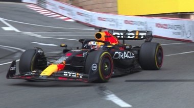 Verstappen festeja su quinta victoria del año bajo la lluvia en Principado de Mónaco