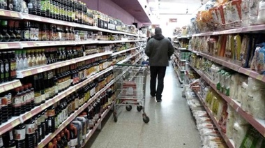 Almacenes de todo el país denuncian que la industria alimenticia remarca los precios