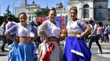 Con un colorido festejo, una multitud celebró en Plaza Moreno el cierre de año de la comunidad paraguaya