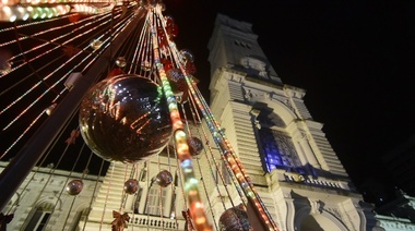 La ciudad palpita la llegada de las fiestas con árboles navideños, adornos y luces decorativas