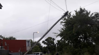 Vecinos de Barrio Malvinas preocupados por un poste de EDELAP que puede ocasionar una tragedia