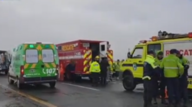 Al menos 15 personas heridas al volcar un micro en la ruta 2