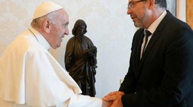 Francisco se reunió con el embajador ucraniano ante el Vaticano mientras estudia viajar a Kiev