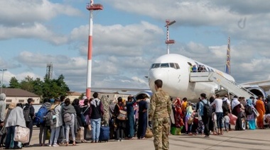 Aceleran evacuaciones de Afganistán y EEUU ataca a ISIS en represalia por el ataque a sus tropas