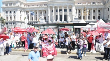 CICOP colocó una "carpa sanitaria" frente al Congreso Nacional pide a Kicillof apertura de paritarias