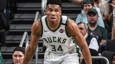 Con 37 puntos de Antetokounmpo en 21 minutos, el líder del Este Milwaukee Bucks le ganó a los Knicks